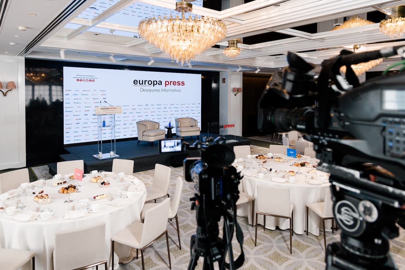 Producción de podcast y vídeo corporativo en estudio de Europa Press